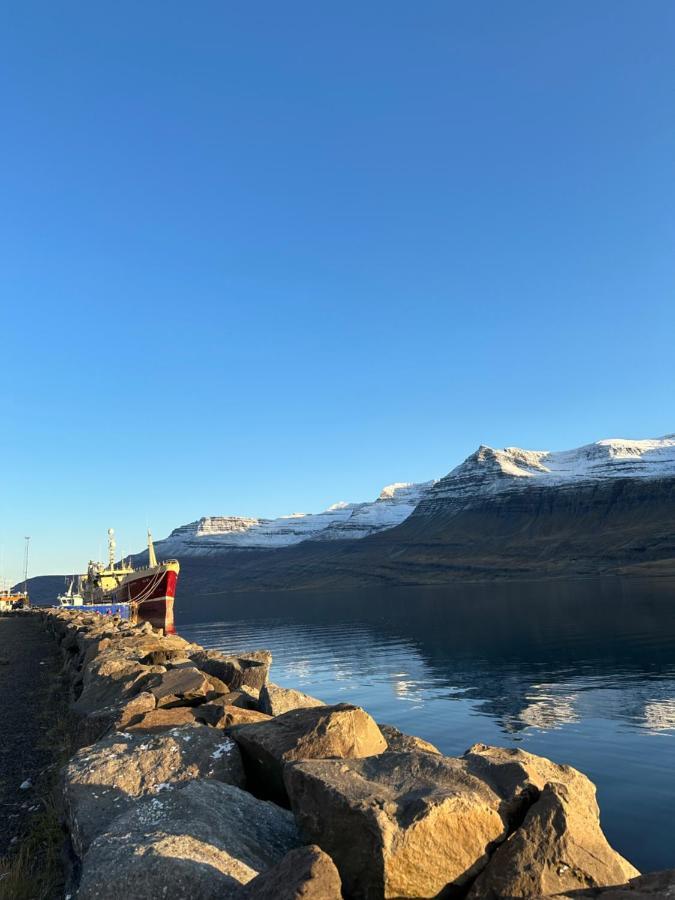 Taergesen Guesthouse Reydarfjordur Extérieur photo